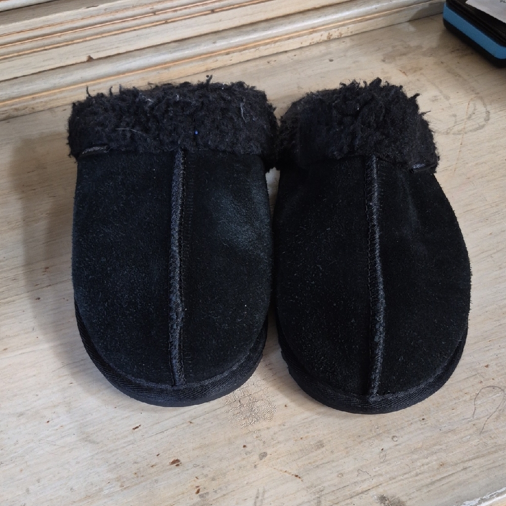 BearPaw Women's Black Fuzzy Slippers